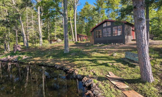 Selwyn Cabin | Classic Stony Lake "Island Life" - rustic cabins with fresh amenities