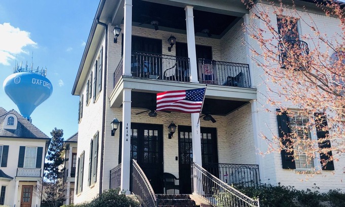 Oxford House | Classic Townhome Just Steps from the Square - Rated 10/10