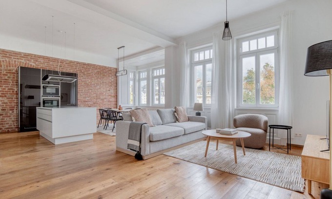 Wahring Apartment | Classic Währing 2BR: Family-Friendly Retreat Near Parks