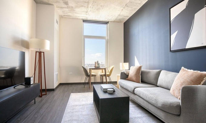 Near West Side Apartment | Modern West Loop 1BR Near Fulton Market & Great Amenities