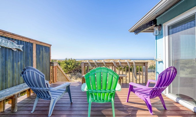 Bayshore House | Oceanfront Cottage in Waldport with Easy Beach Access