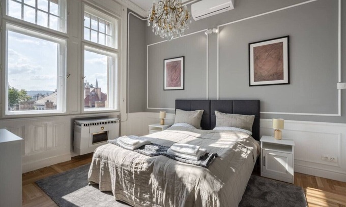 Nepszinhaz negyed Apartment | Elegant Apartment with Family-Friendly Amenities & Top Ratings