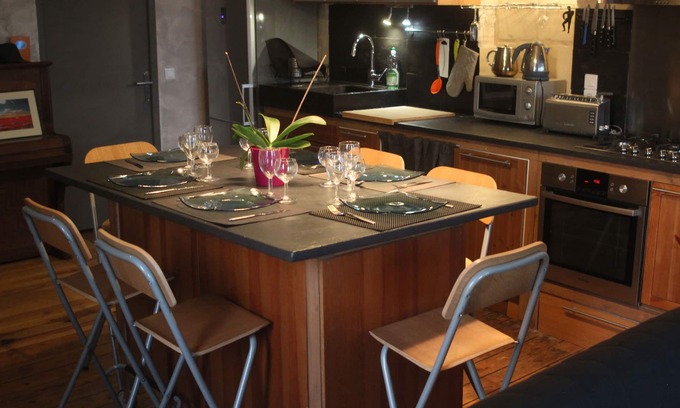 Tours City Centre Apartment | Inviting Loft Near Les Halles with Spa & Pet-Friendly Amenities