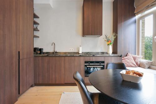 South Antwerp Apartment | Elegant Parkview Flat: Perfect for Families and Getaways