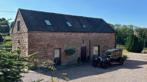 Cauldon Low House | Chic 2 Bed Cottage Barn in Peak District near Alton Towers