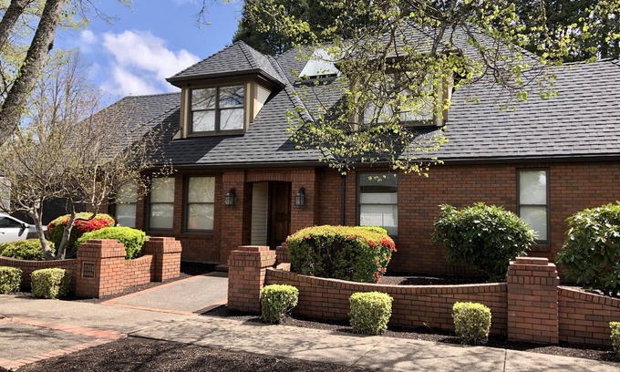 Harlow House | Stylish 4-Bedroom Retreat near Autzen & UO, Rated 10/10