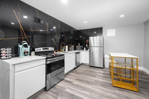 Houston Apartment | Classy and Chic 2BR Home near Galleria