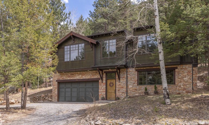 Idaho Springs House | Elegant Craftsman by the Creek: Hot Tub & Walk to Town
