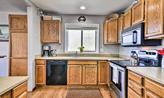 Hood River Apartment | Elegant Hood River Condo with Scenic Mt. Adams Views