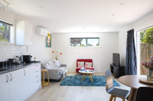 Bishopdale House | Elegant Modern Unit Near Airport & Shops, 10/10 Rated