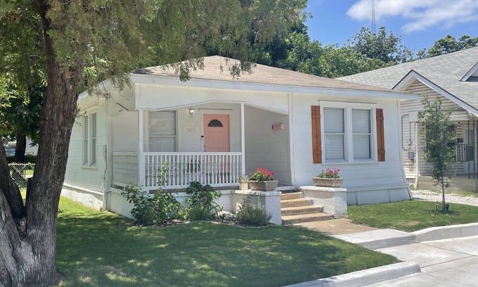 Brazos House | Beautiful Clay Cottage: Ideal for Families in Waco