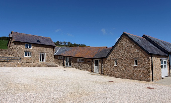 Littlebredy Cottage | Experience Clayhanger Lodge: A Unique Barn Retreat