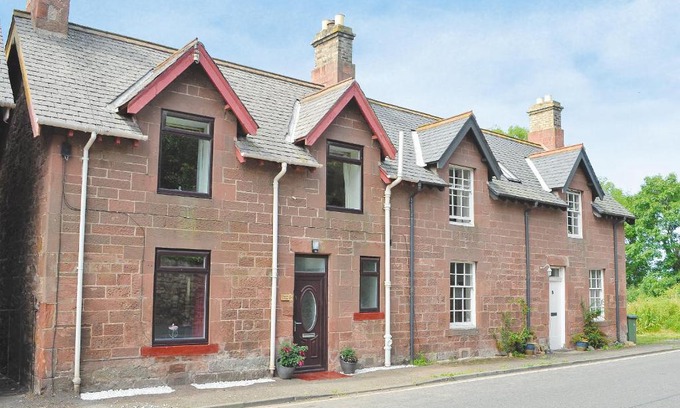 Dunbar House | Family-Friendly Getaway at Clayron Cottage – 8/10 Rated