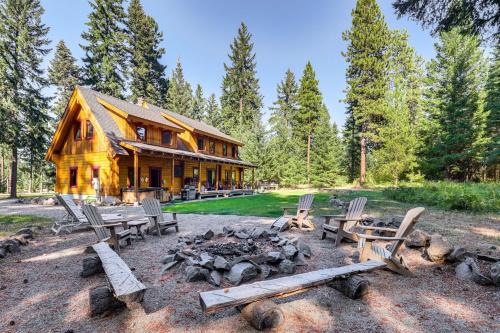Cle Elum House | Relaxing Cle Elum Mountain Cabin with Hot Tub & Trails