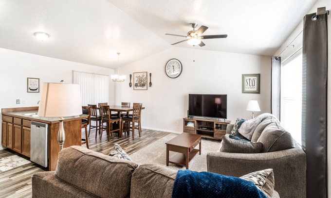 Twin Falls House | Tranquil 3 BR Escape with Kitchen in Quiet Neighborhood