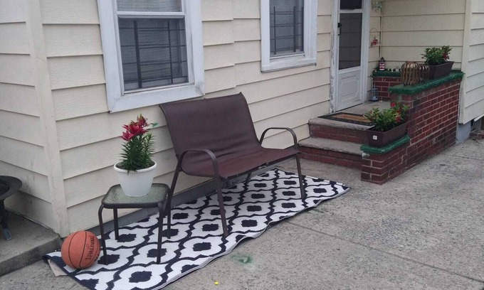 Queens House | Family-Friendly Apartment Near JFK with Pet Amenities