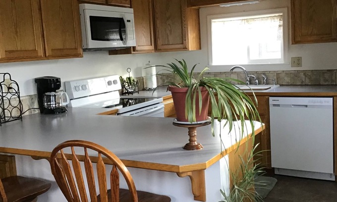 Plains House | Cozy Retreat with Pool & Kitchen, Steps from City Park