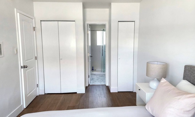 Palms House | Clean and Modern 1-bedroom house in the heart of Los Angeles with AC
