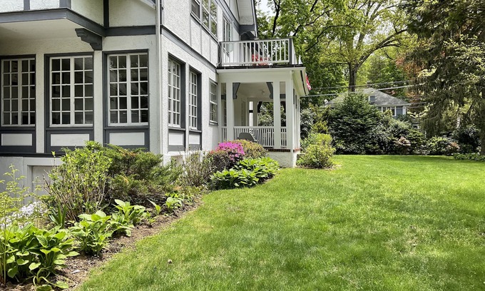 White Plains House | Immaculate Home with Ocean View & Child-Friendly Amenities