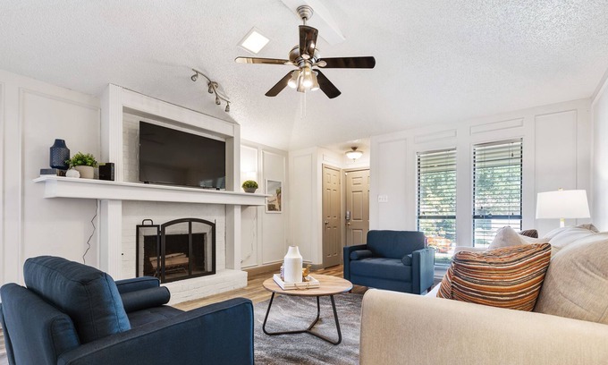 Northeast Carrollton House | Clean and Stylish Carrollton Home! Great Location