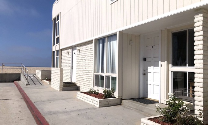 Balboa Peninsula Apartment | Beachside Apartment with Pool & Ocean View, Rated 9.8/10
