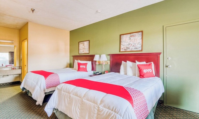 Grenada Hotel | Clean Budget Room Near Grenada Dining + Queen Beds, Pet Friendly & Parking