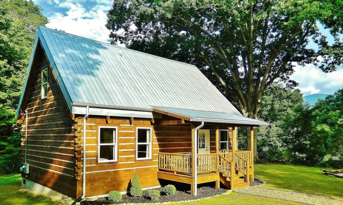 Black Mountain Cabin | Inviting Cabin Retreat in Black Mountain - Perfect for Families