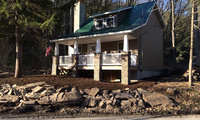 Swengel Cottage | Cozy Cottage with Waterviews, WiFi & Outdoor Firepit