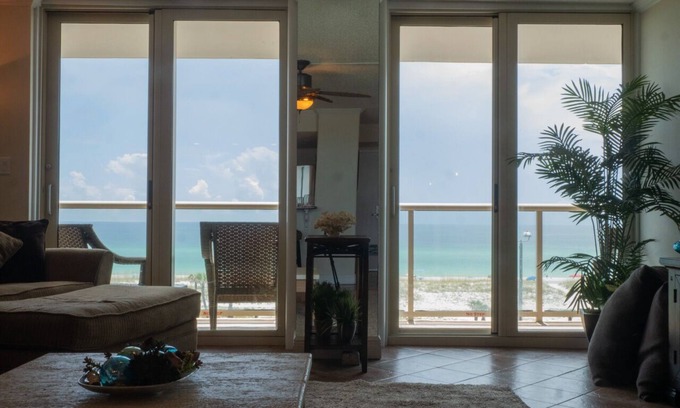 Pensacola Beach Condo | Cozy Retreat with Ocean View & Pool - Rated 9.6/10