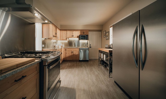 West Hillhurst House | Top-Rated Hotel Near University Hospital & Bow River