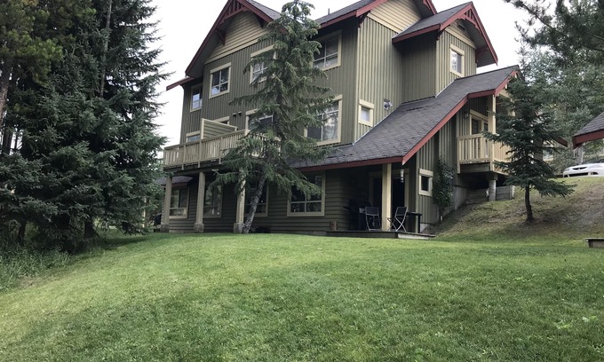East Kootenay House | Cozy Ski In/Out Retreat: Newly Renovated & Guest Rated 9.4