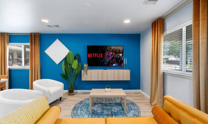 St. Johns House | Clean & Convenient Austin Stay, Fast Wi-Fi + Minutes to Airport & I-35!