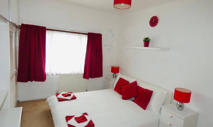 Ashburton House | Cozy 3-Bed House with Pool & Free Private Parking