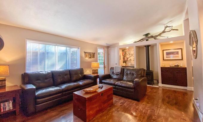 Eastsound House | Pet-Friendly 2BR Retreat with Hot Tub Near Beach & Town