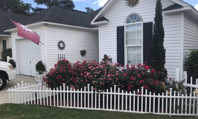 Evans House | Pet-Friendly Cottage with Pool & Breakfast - Rated 9.8/10