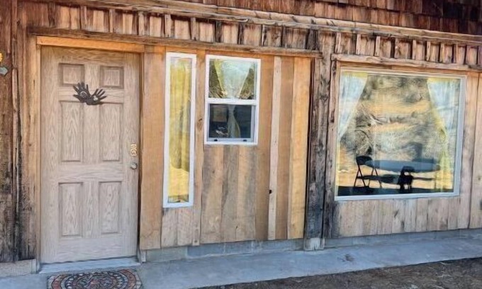 Boulder House | Cozy Studio Near Parks with Breakfast and Hot Tub