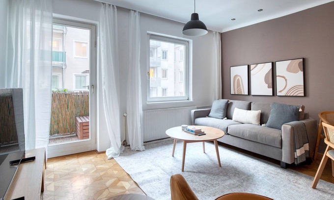 Oberdobling Apartment | Bright 2BR Döbling Apartment with Elevator & Full Amenities