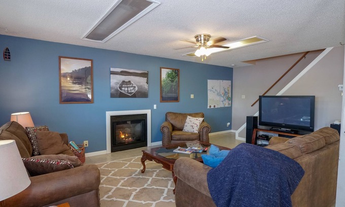 Rocky Mount Cabin | ✨Clean Family Friendly Cabin Steps from Lake. Huge Deck & Lakeside Fire Pit!