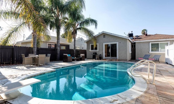 Reseda House | Modern Los Angeles Home with Pool and Fast Wifi Access