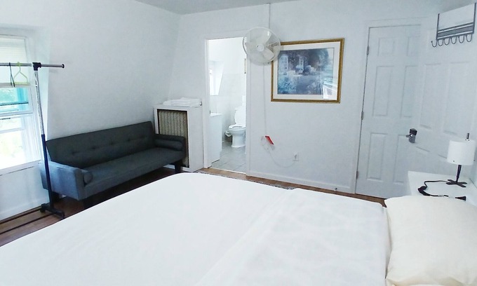New London Bed & Breakfast | Clean master bedroom with queen & private bath, 2 blocks from Rt 95, Free Wi-Fi