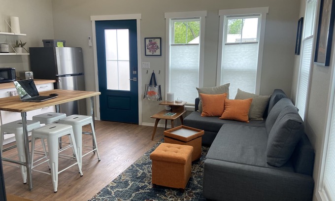 Hyde Park House | Modern Guesthouse in Central Austin - Rated 10/10