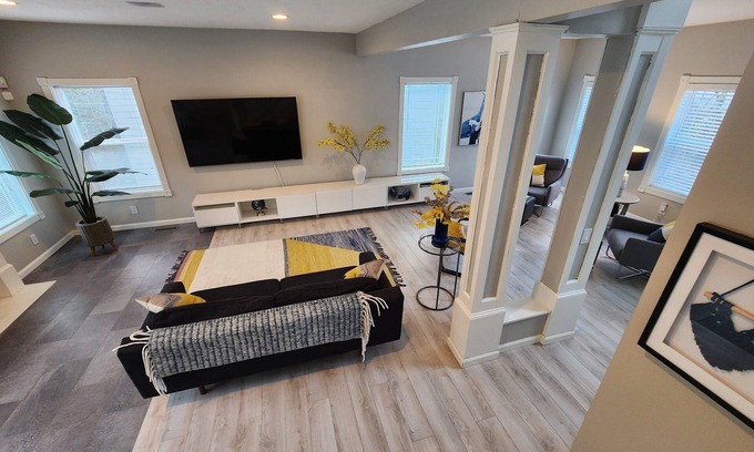 Bull Mountain House | Bright and Comfy House with Spa and EV Charging Access