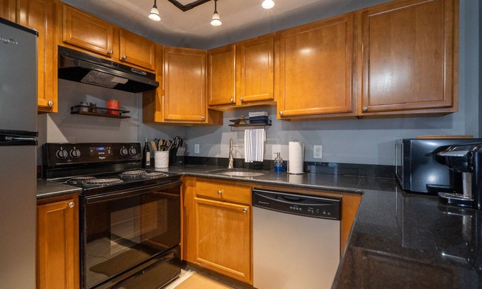 Manchester Apartment | Top-Rated Downtown 1BR Apartment with Parking & Breakfast