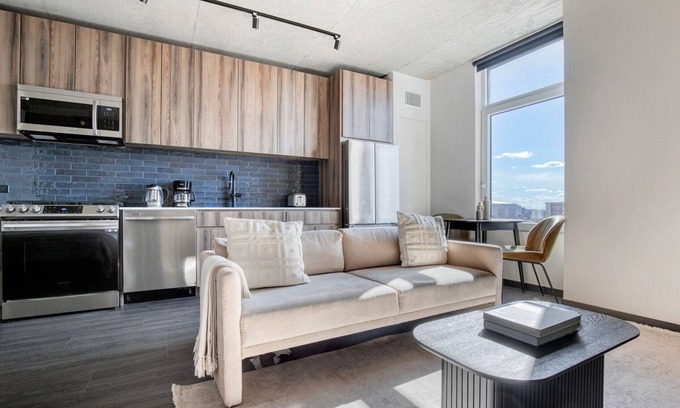 Near West Side Apartment | Modern West Loop Studio with Rooftop, Gym & Pet-Friendly Options