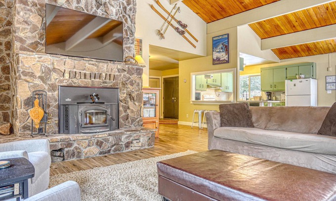 Rhododendron House | Cozy Clear Creek Mt. Hood Retreat with Breathtaking Views
