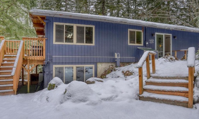 Rhododendron House | Inviting Clear Creek Mt Hood Retreat: Pet-Friendly Getaway