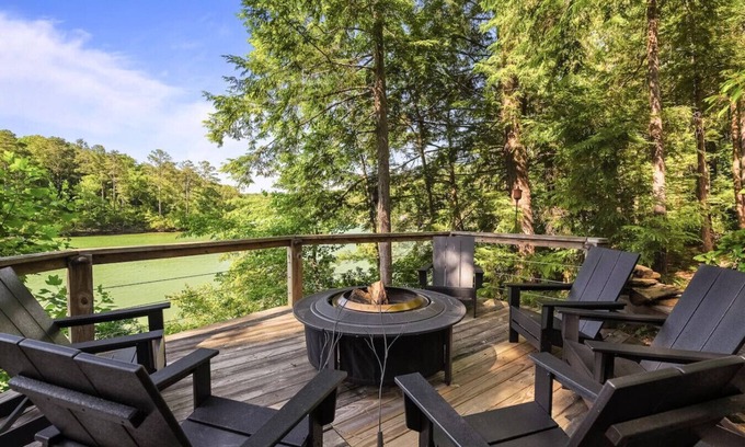 Jasper House | Scenic Lake Views in Nature's Embrace - Guest Rated 10/10