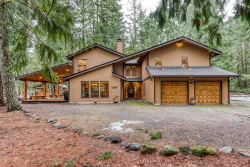 Rhododendron House | Ideal Getaway at Clear Creek Retreat with Hot Tub Access