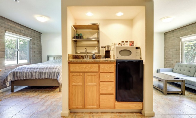 Clear Lake Apartment | Clear Lake Getaway: Pool Access & Beach Proximity Awaits!
