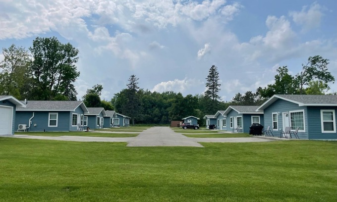 Bemidji Cabin | Idyllic Clear Vue Resort Cabin with Oceanfront Views